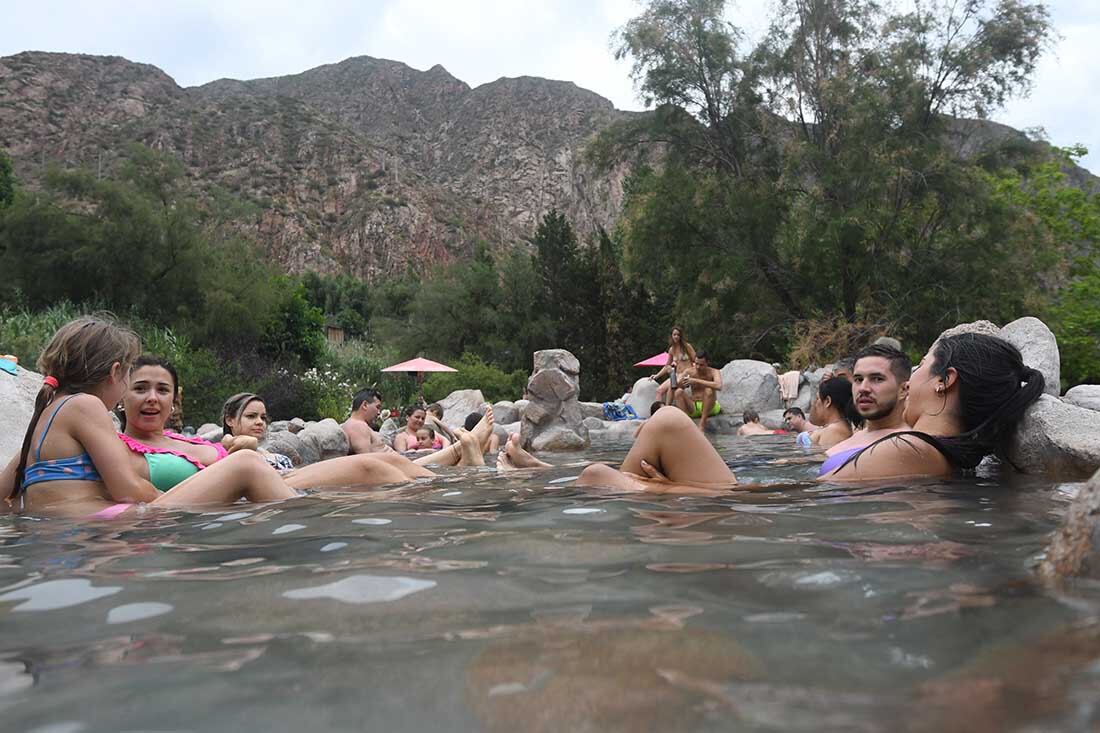 Turistas disfrutan de una tarde de  mucho calor en las piletas de aguas termales en Cacheuta.