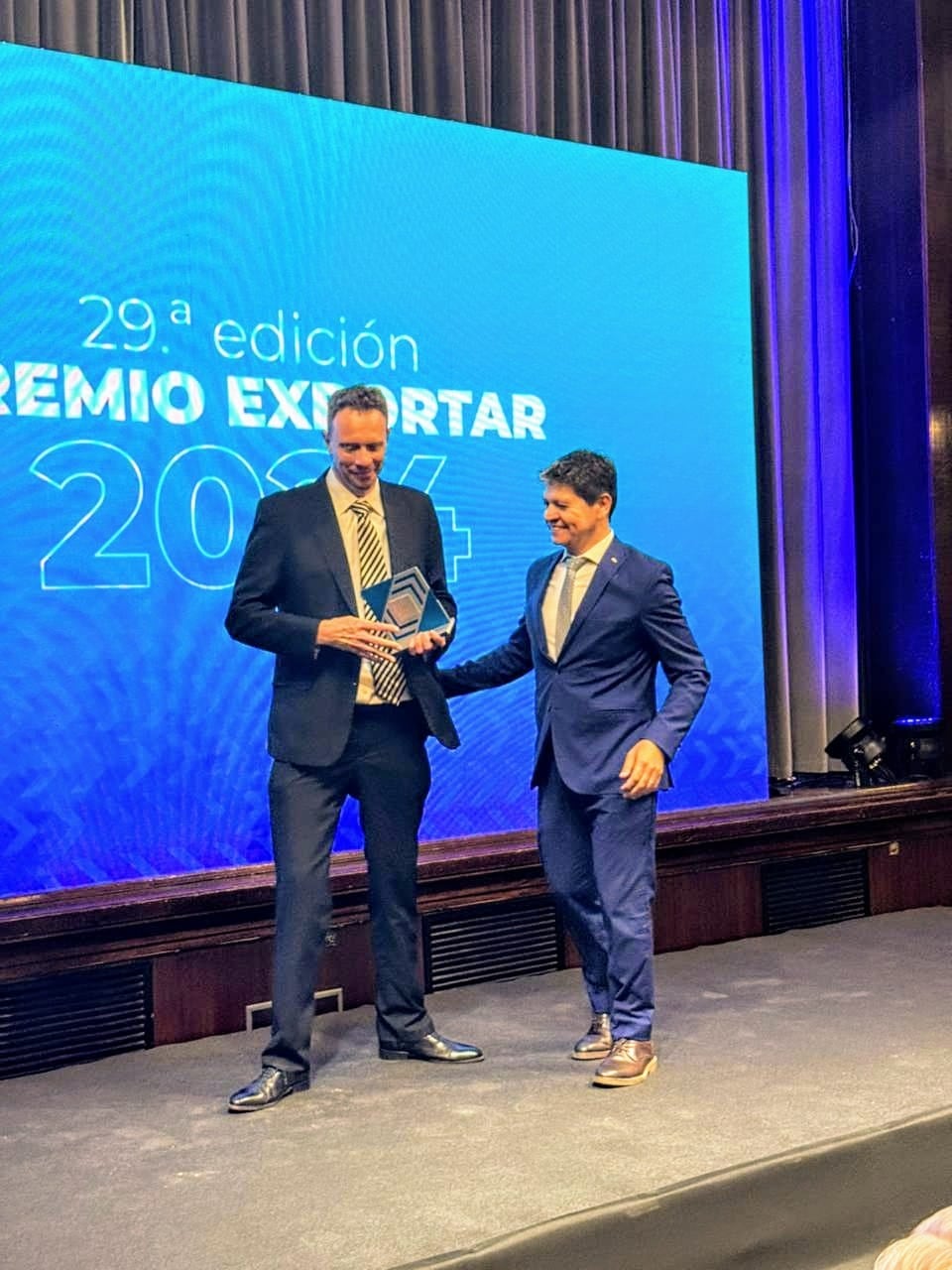 Germán Perón, uno de los dueños de Fénix SA, recibió el premio en Buenos Aires.