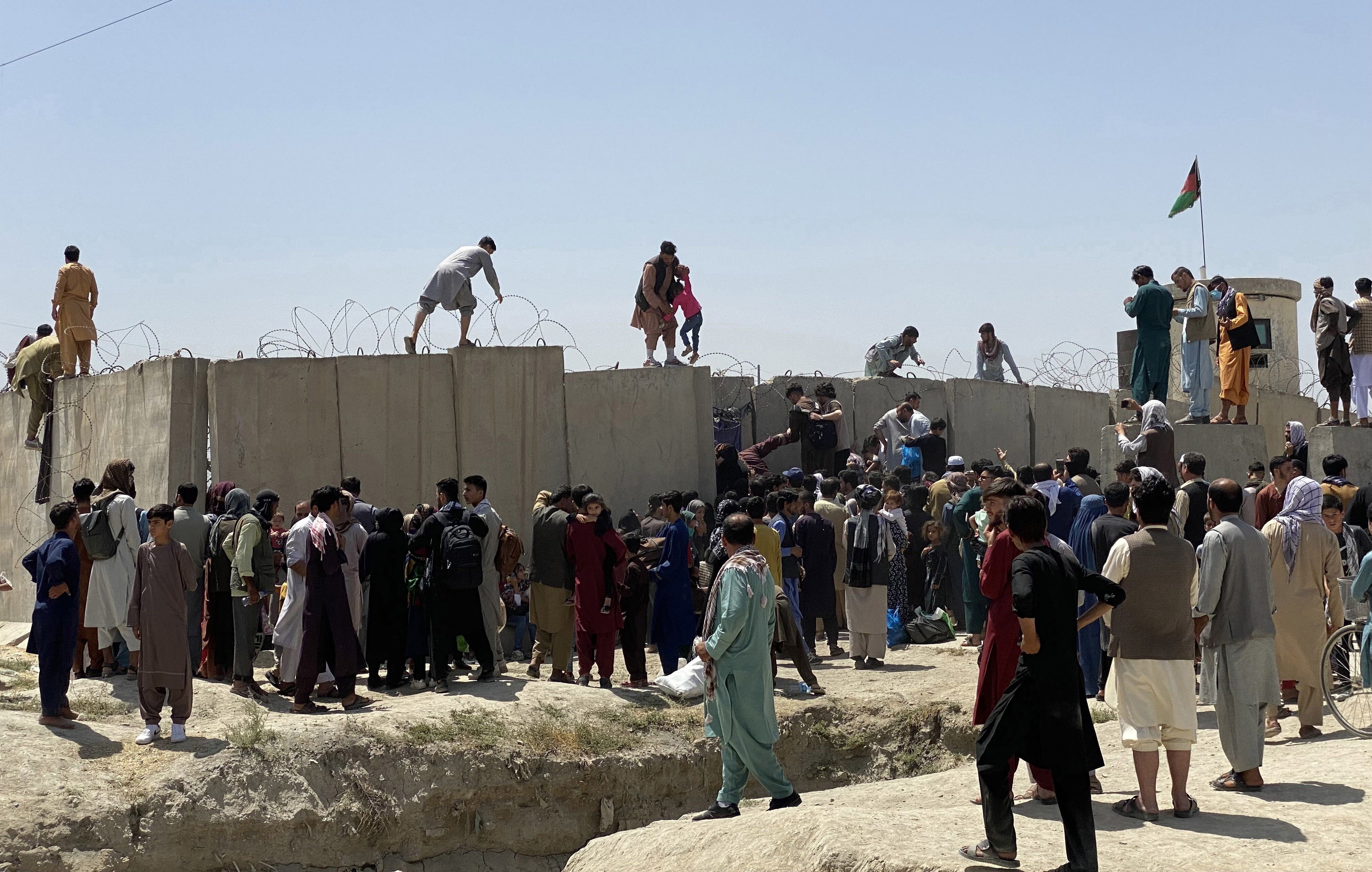 Pánico en Kabul tras toma del poder de los talibanes en Afganistán. 