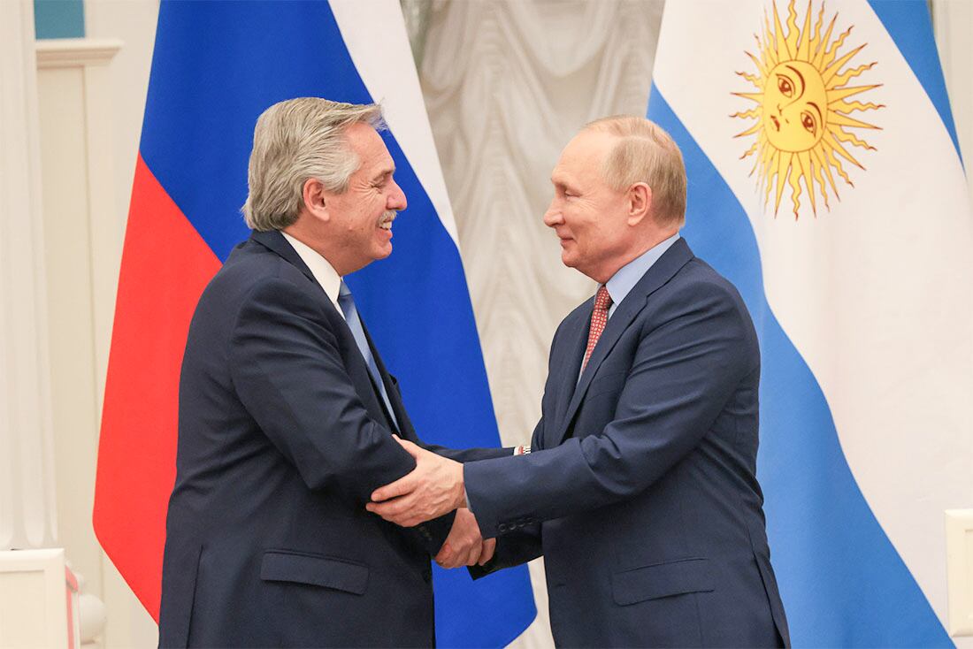 Alberto Fernández saluda a Vladimir Putin. Foto: Archivo / Los Andes