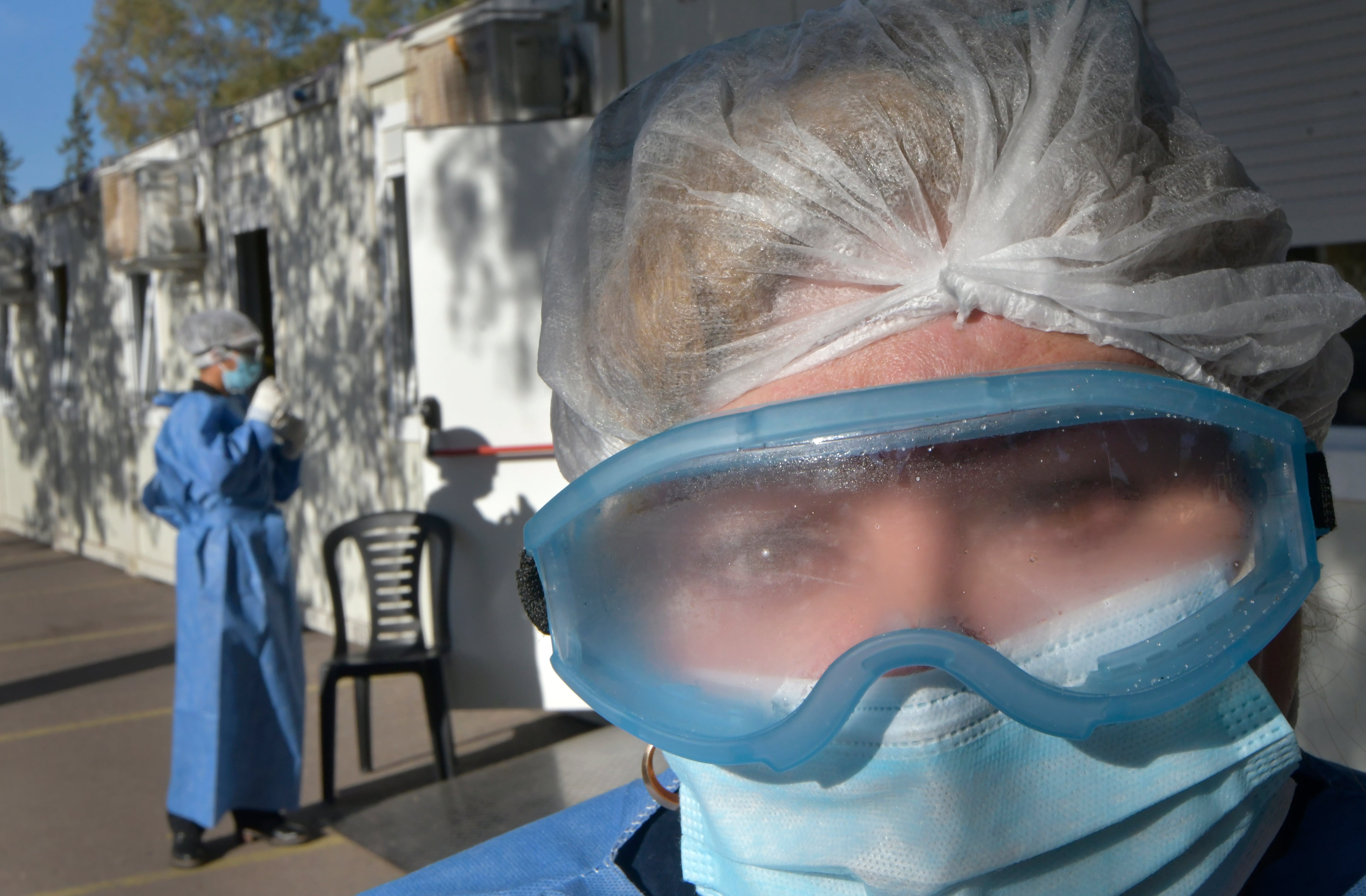 La enfermera María Luisa, de recreo, atrás el Centro de Testeos de Covid-19 del Hospital El Carmen. Foto: Orlando Pelichotti  / Los Andes