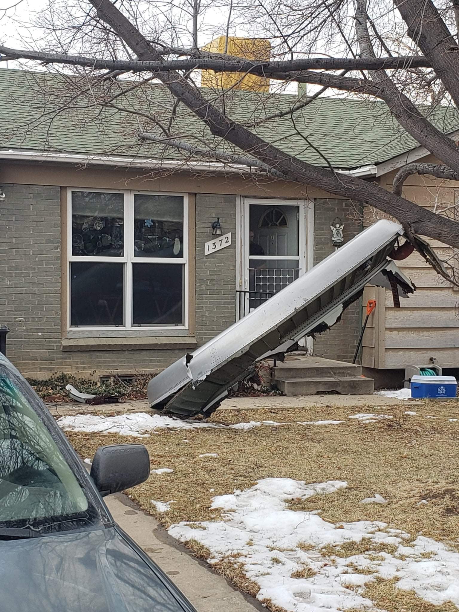 Un avión debió regresar al aeropuerto de Denver, en EE.UU., tras perder una turbina. Parte del material del motor cayó en un vecindario.