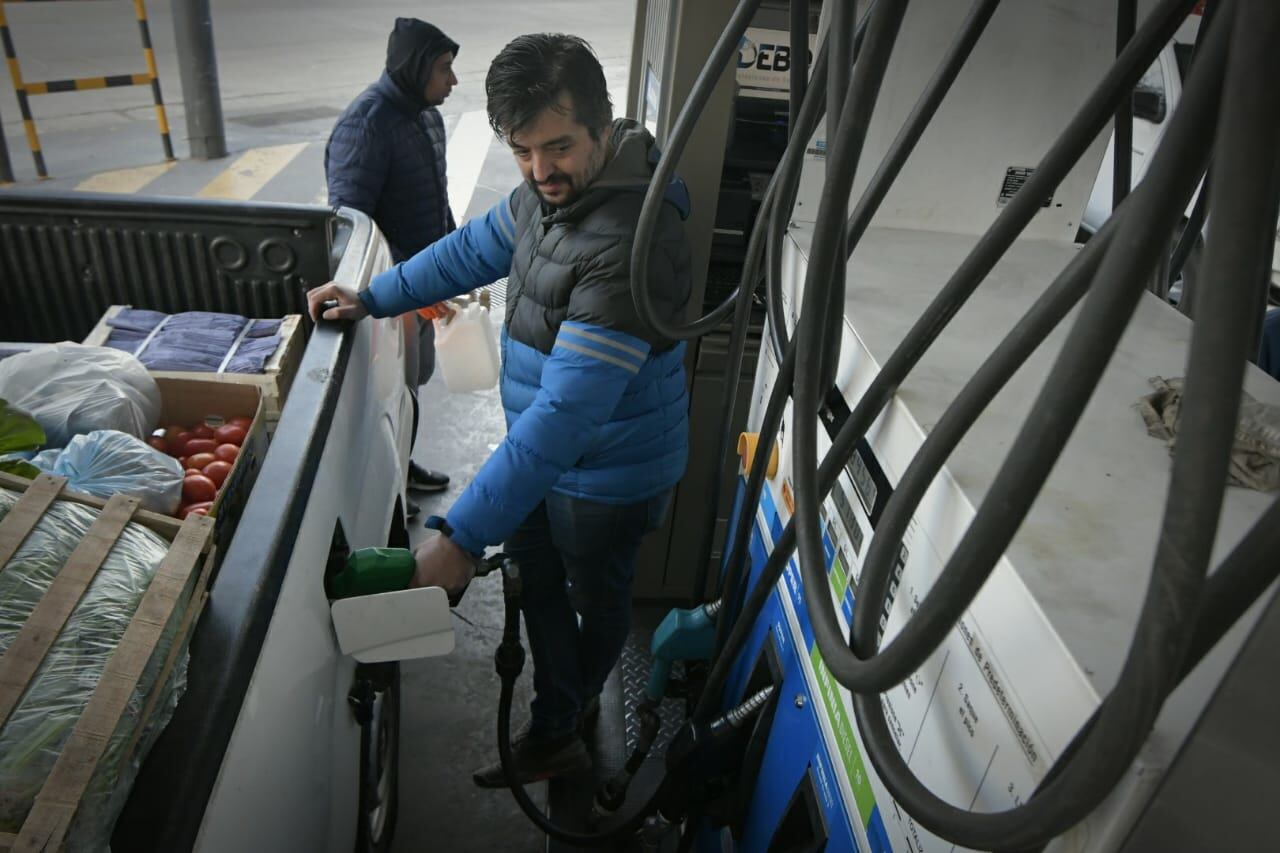 La escasez de gasoil en Mendoza es una problemática que también se da en otros puntos del país, y hay dudas respecto a cuándo podrá normalizarse la situación. Foto: Orlando Pelichotti / Losa Andes