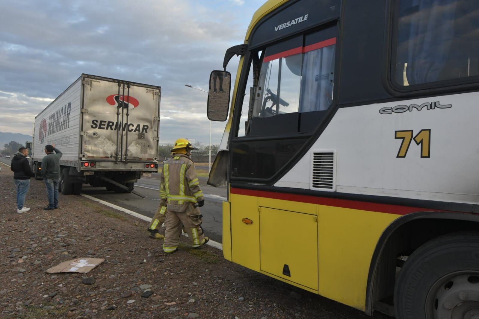 Un colectivo chocó de atrás a un camión en el Acceso Este y dejó varios heridos (Orlando Pelichotti / Los Andes)