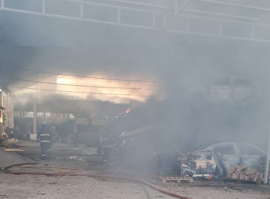 Un impresionante incendio causó graves daños y pérdidas en un desarmadero de autos en Maipú. | Foto: gentileza bomberos