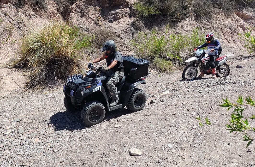 Rescataron a un deportista que se había lesionado haciendo enduro en el dique Frías. | Foto: Prensa Ministerio de Seguridad