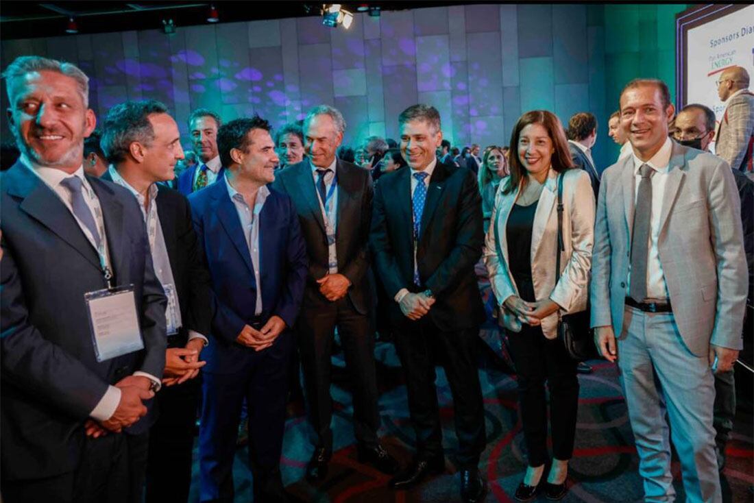 Mariano Arcioni, de Chubut (izquierda); el santacruceño Pablo González, presidente de YPF (al centro); Arabela Carreras, de Río Negro, y Omar Gutiérrez, de Neuquén, en la Expo Oil & Gas.