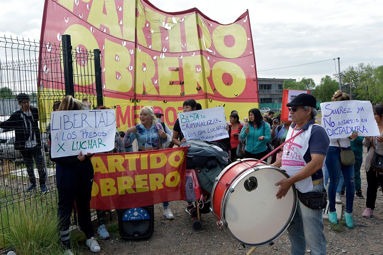 La jueza del Juzgado Colegiado Penal N° 2, Mirna Montaldi, ordenó este mediodía que los dirigentes del Polo Obrero, Martín Rodríguez y Lorena Torres, recuperen su libertad tras pasar una semana detenidos por cortar calles durante una manifestación contra la baja de programas Potenciar Trabajo.
Bibiana Alaníz abogada defensoara


Foto: Orlando Pelichotti