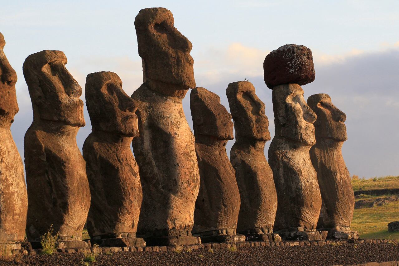 Moais cercanos a la viña del agricultor rapanui José Tuki, en la Isla de Pascua (Chile). Foto EFE