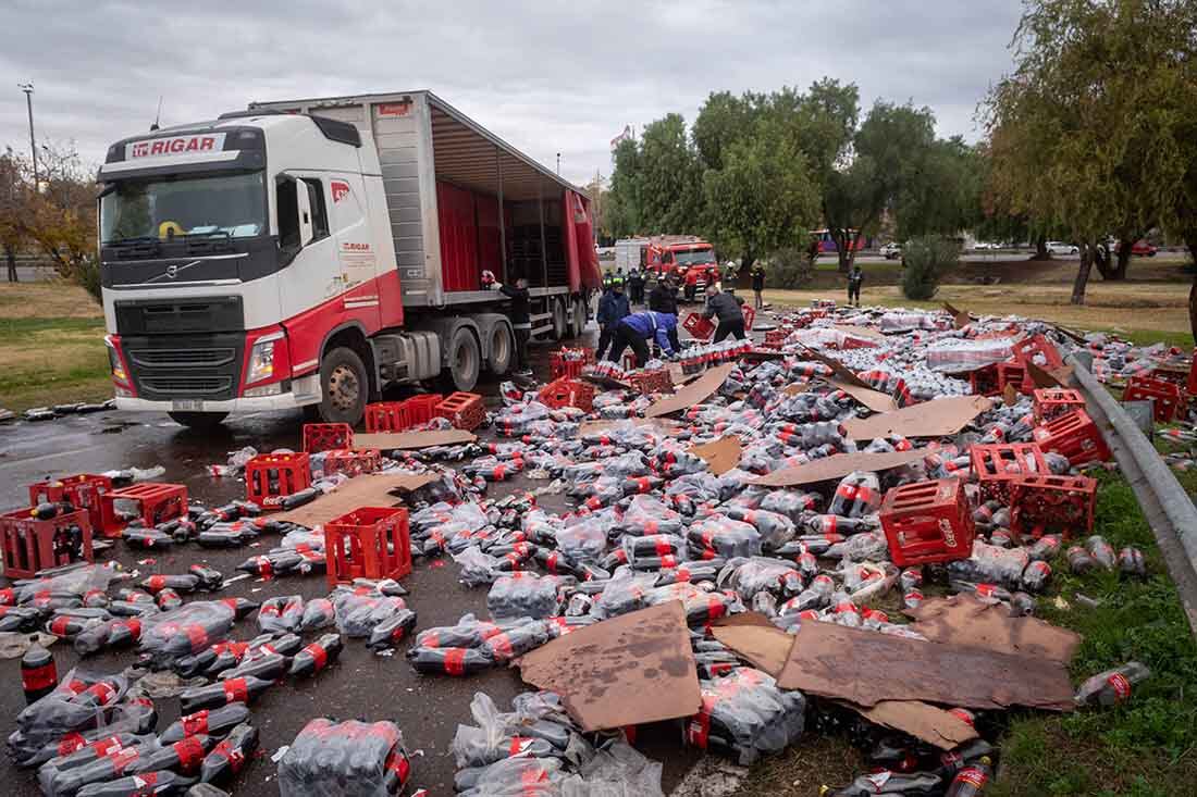 Un camión perdió su carga y el Acceso Este quedó invadido por gaseosas
Ocurrió en la curva que “empalma” con el Acceso Sur, frente al monumento de El Cóndor