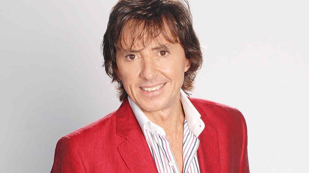 Gustavo Bermúdez regresó a la TV con 'Somos familia' y ahora vuelve al teatro.