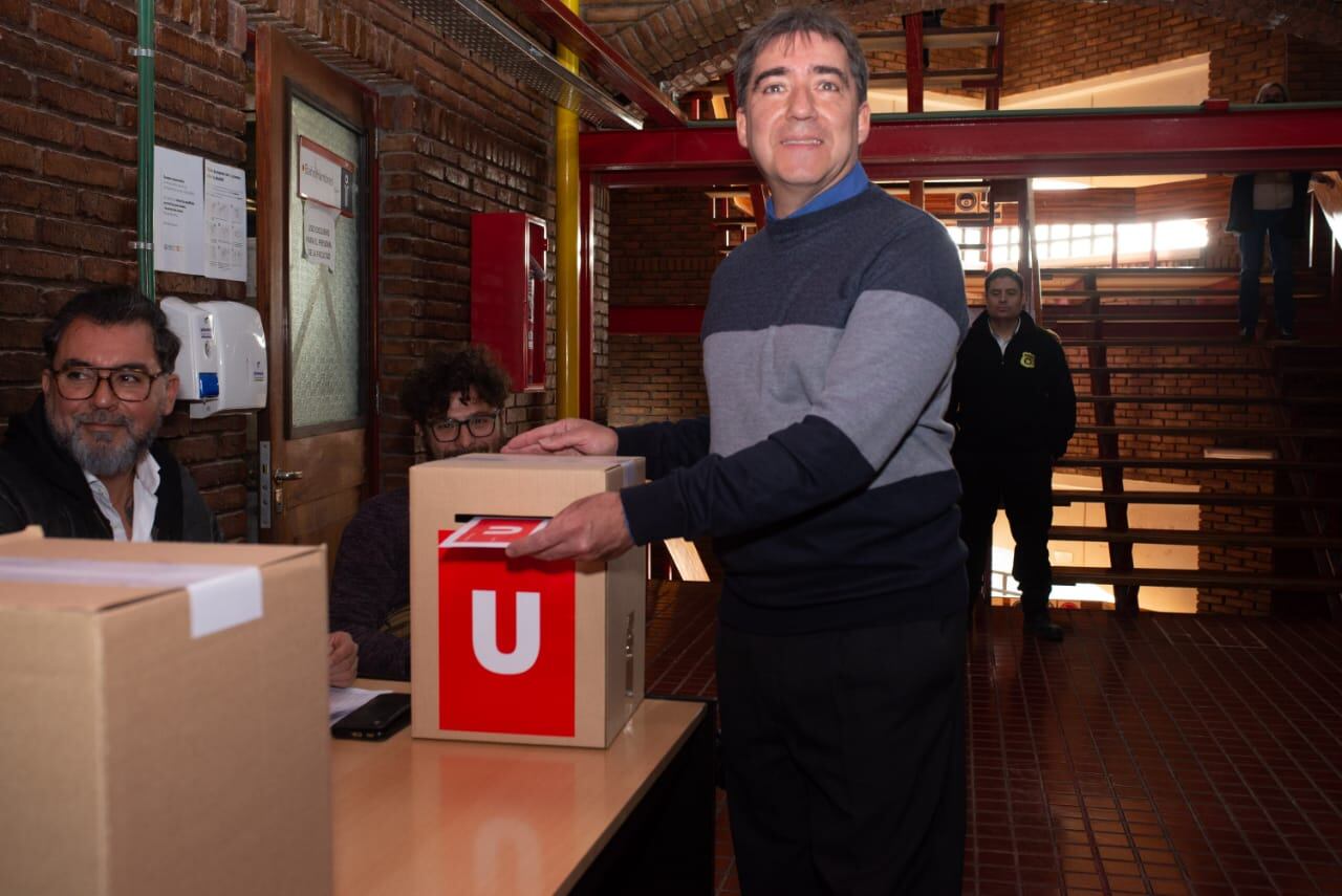 Se realizan las elecciones en la Universidad Nacional de Cuyo 2022. Arturo Tascheret candidato a vicerrector emite su voto. Foto Mariana Villa