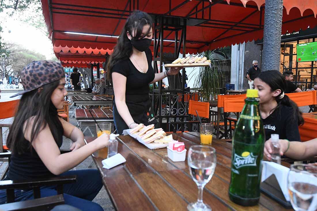 En los restaurantes y alojamientos se retomó el funcionamiento de la normalidad pre pandemia. Foto: José Gutierrez / Los Andes.