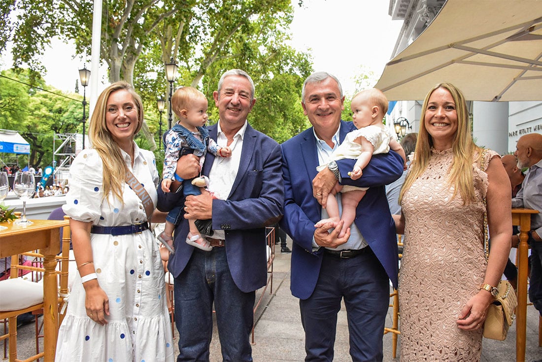 Julio Cobos y Gerardo Morales junto a sus esposas y pequeñas hijas. Foto: Mariana Villa / Los Andes