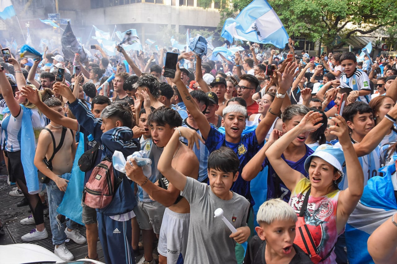 Argentina ya esta en cuarto de final y Mendoza lo festejo así. 
Foto: Mariana Villa / Los Andes