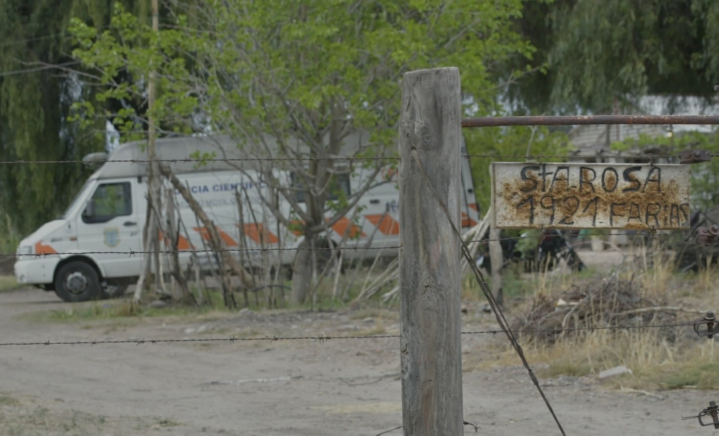 La escena del doble crimen en Las Heras, donde un joven de 21 años mató a sus abuelos Martín Farías (76) y Justa Luna (66) (Foto: Orlando Pelichotti / Los Andes)