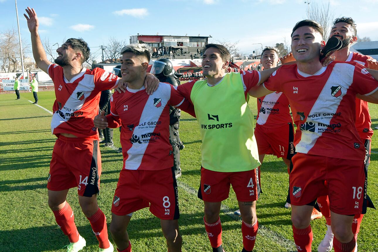 El Club Deportivo Maipú ganó a Racing de Córdoba, en el estadio Omar Sperdutti por la fecha 26 de la Zona A de la Primera Nacional.
 Foto: Orlando Pelichotti