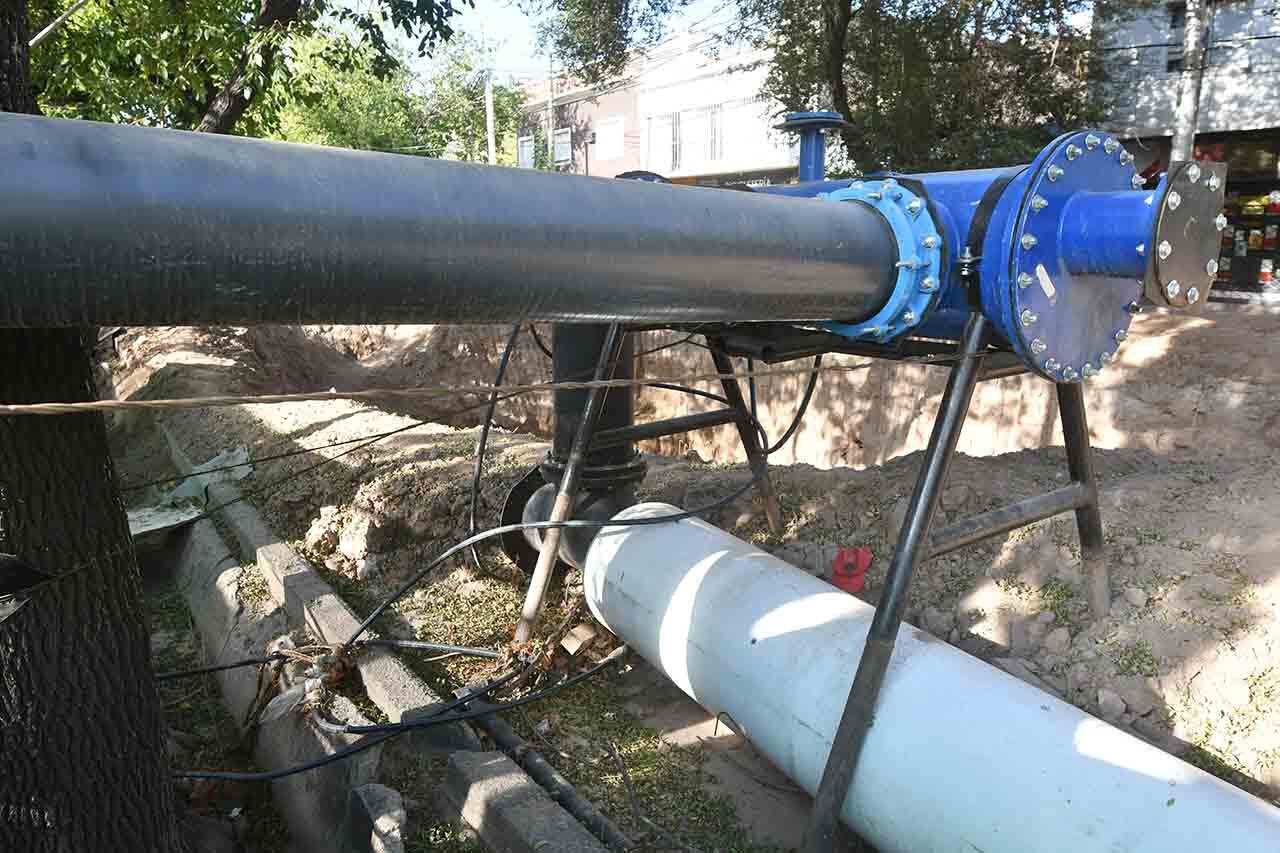 Primer plano del colector cloacal que será renovado en el sector de San Juan y Morón.
Foto: José Gutierrez / Los Andes 