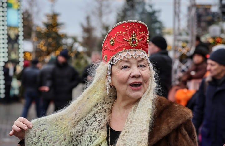 Una mujer visita el festival de Navidad y Año Nuevo "Viaje a la Navidad" como parte del proyecto "Invierno en Moscú" en Moscú 2024. Foto: EFE