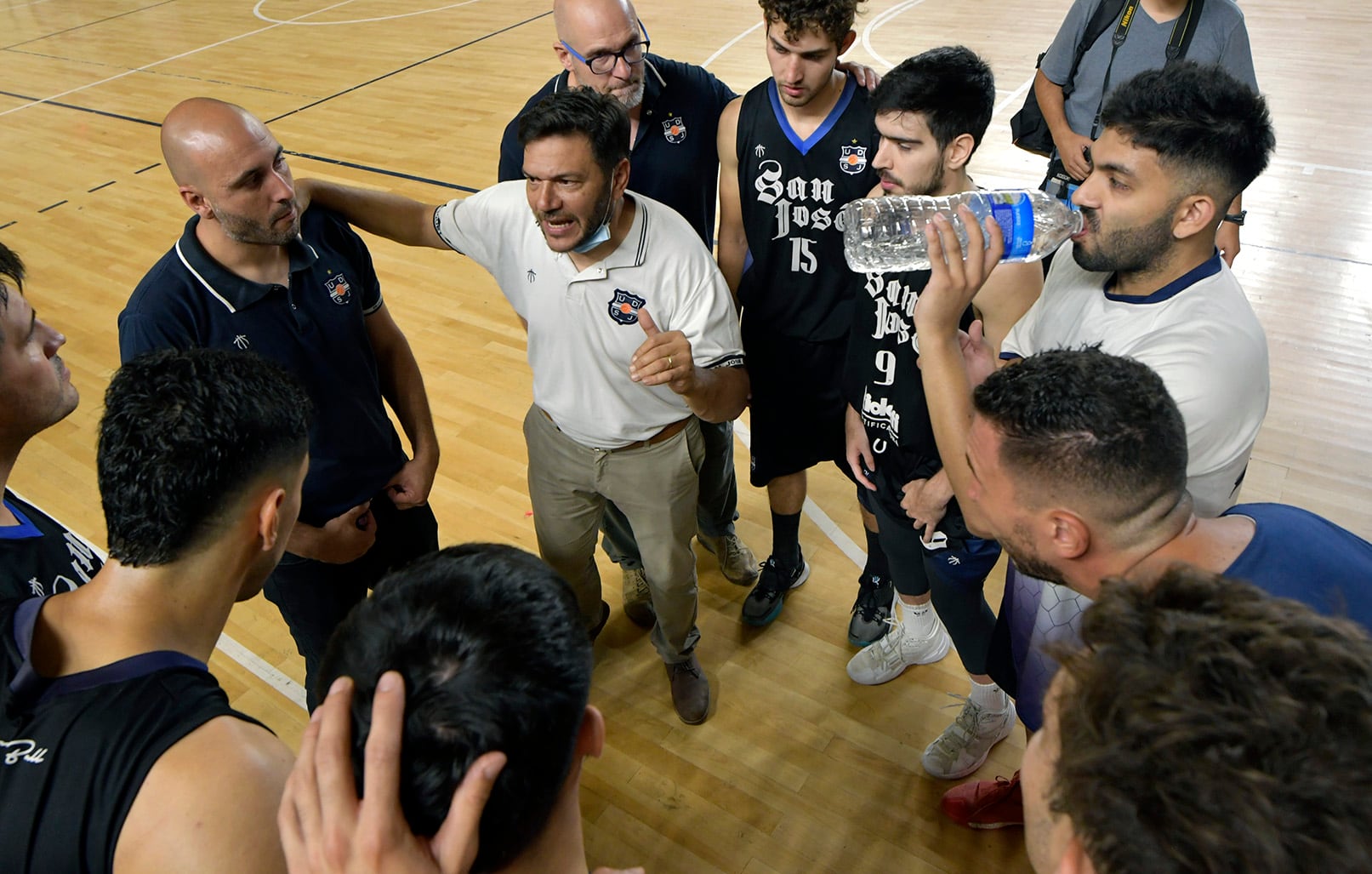 Minuto para escuchar las indicaciones del entrenador Fernando Santalucía. Foto Orlando Pelichotti