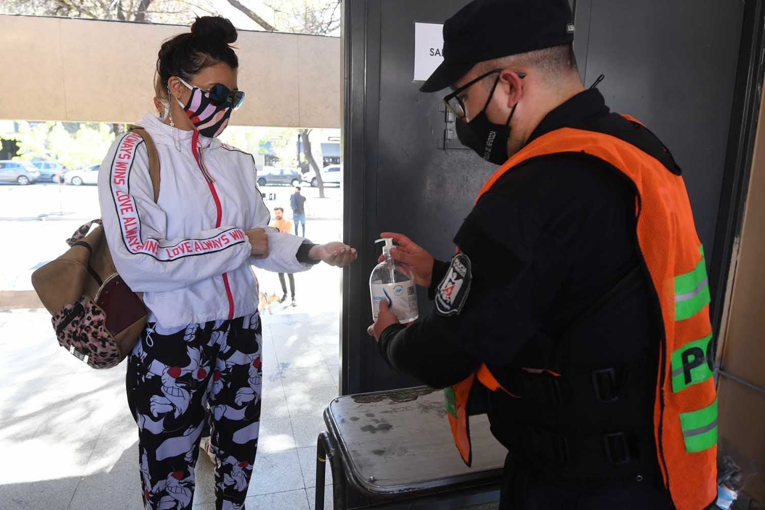 En todo el territorio Nacional se realizan las Elecciones Legislativas PASO
Un efectivo de la policía realiza la desinfección a las personas que ingresan a la escuela Arístides Villanueva de Ciudad.
Foto José Gutierrez