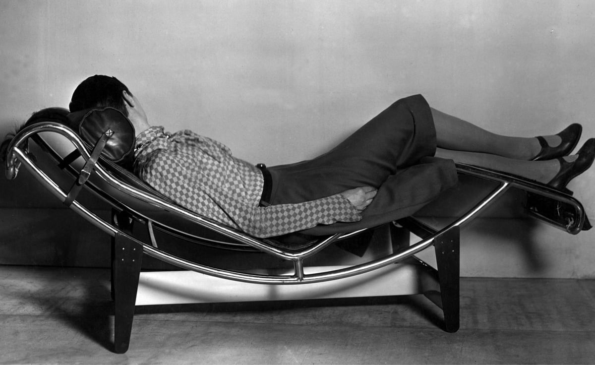 Charlotte Perriand en su chaise longue.