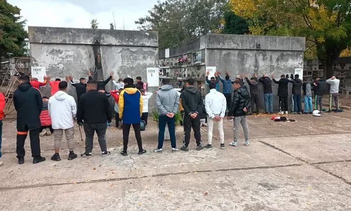 Una caravana de delincuentes fue al cementerio y terminó detenida por la policía.