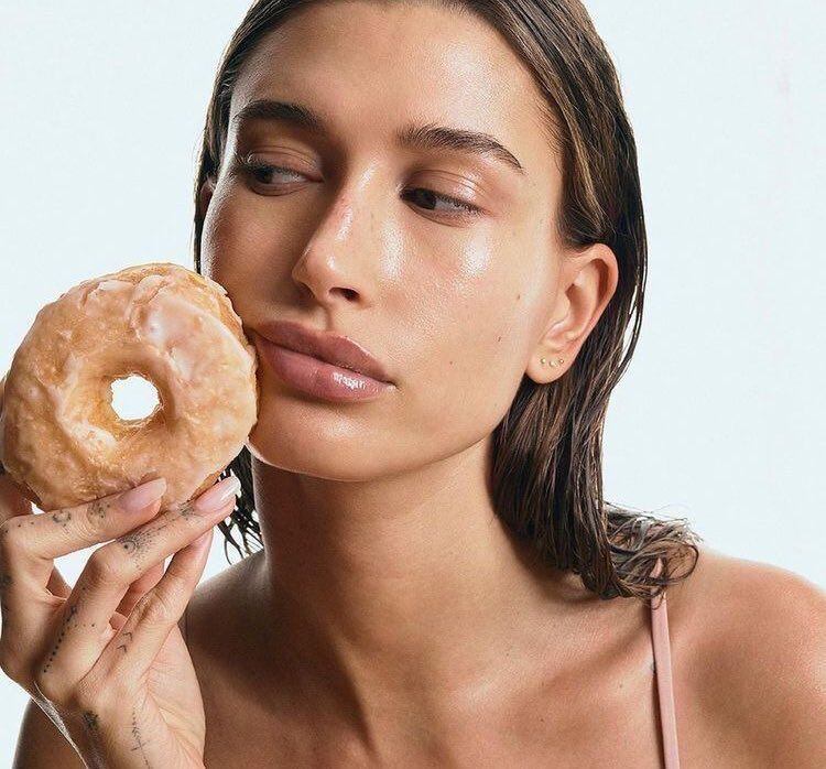 Hailey dice que se coloca productos hasta quedar como una “dona glaseada” y es eso lo que le da el brillo y sedosidad a su rostro. 