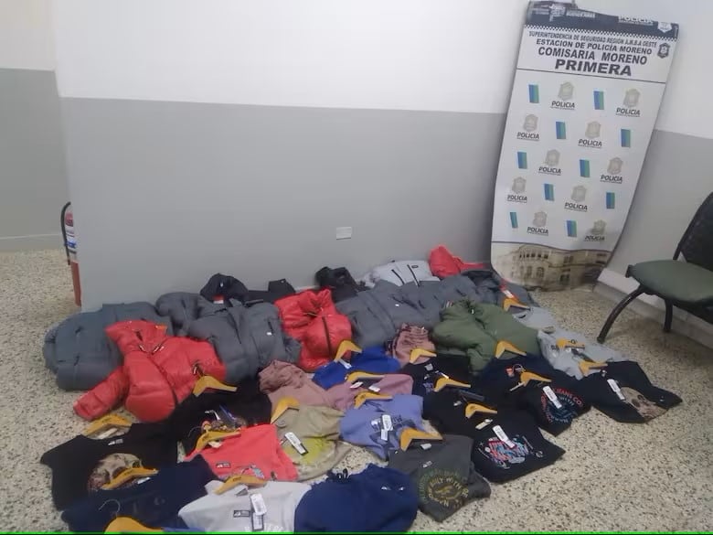 Las prendas que lograron recuperar. Foto: Policía bonaerense.