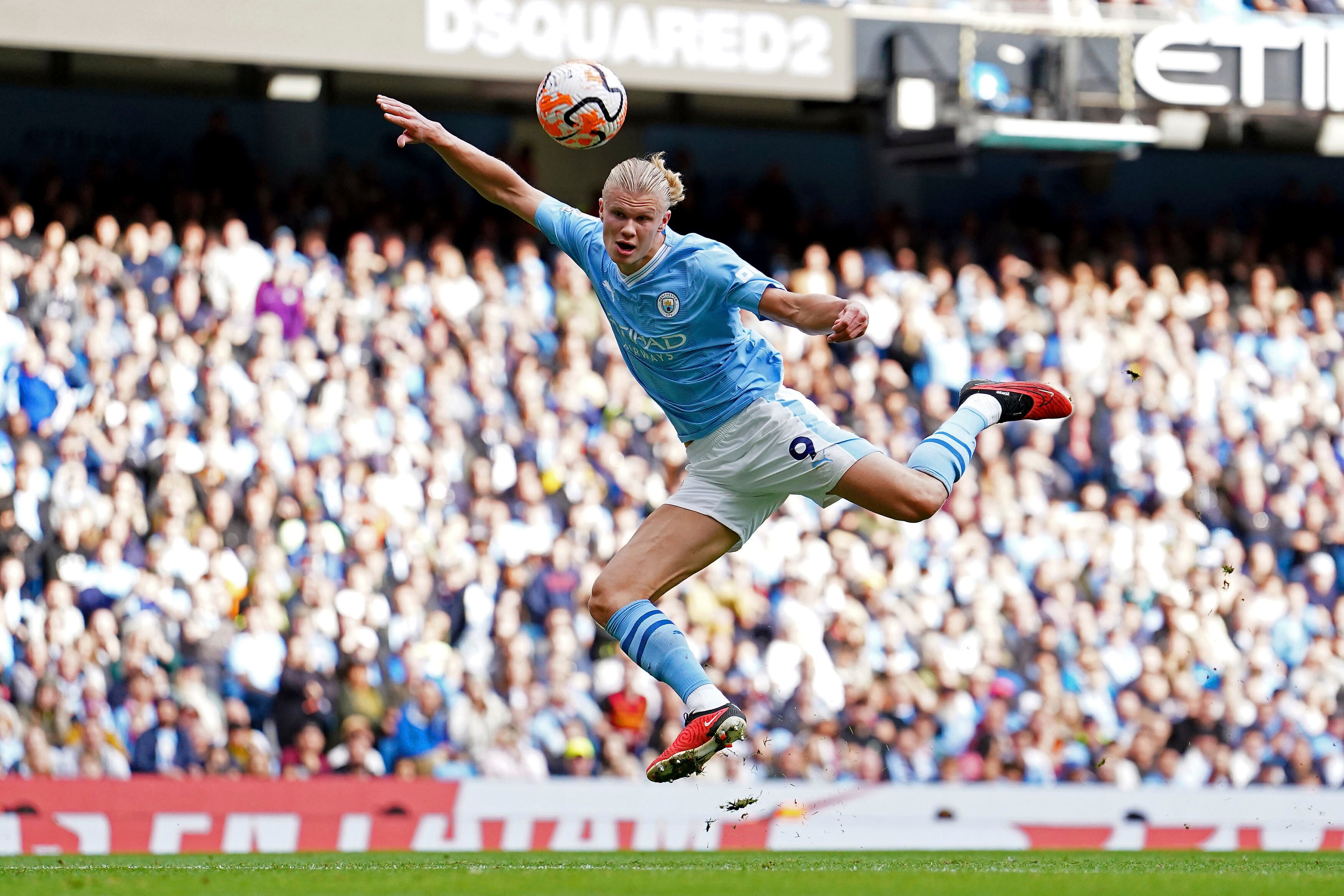 Erling Haaland del Manchester City dispara a la portería en el encuentro ante el Nottingham Forest en el Estadio Etihad de la Liga Premier el sábado 23 de septiembre del 2023. (Martin Rickett/PA via AP)