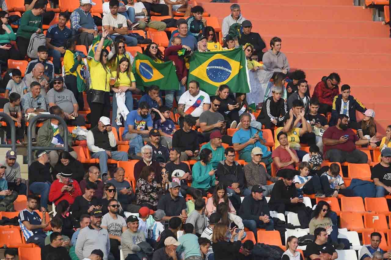 Varios turistas, por ejemplo de Brasil, vinieron a Mendoza y fueron al estadio Malvinas Argentinas para alentar a sus jugadores. 
Foto: José Gutierrez / Los Andes