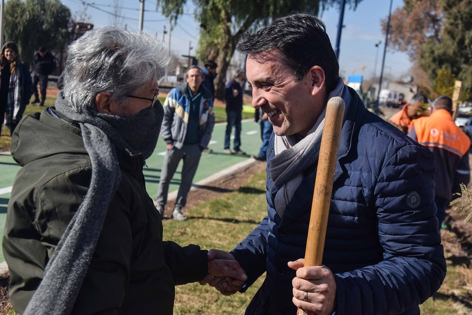 García Zalazar con una vecina en el parque 9 de Julio