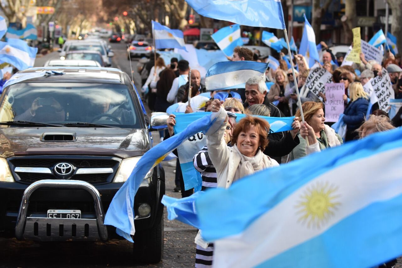 Mendocinos se reunieron pasadas las 16 para participar del "Banderazo", contra el gobierno nacional. - Mariana Villa