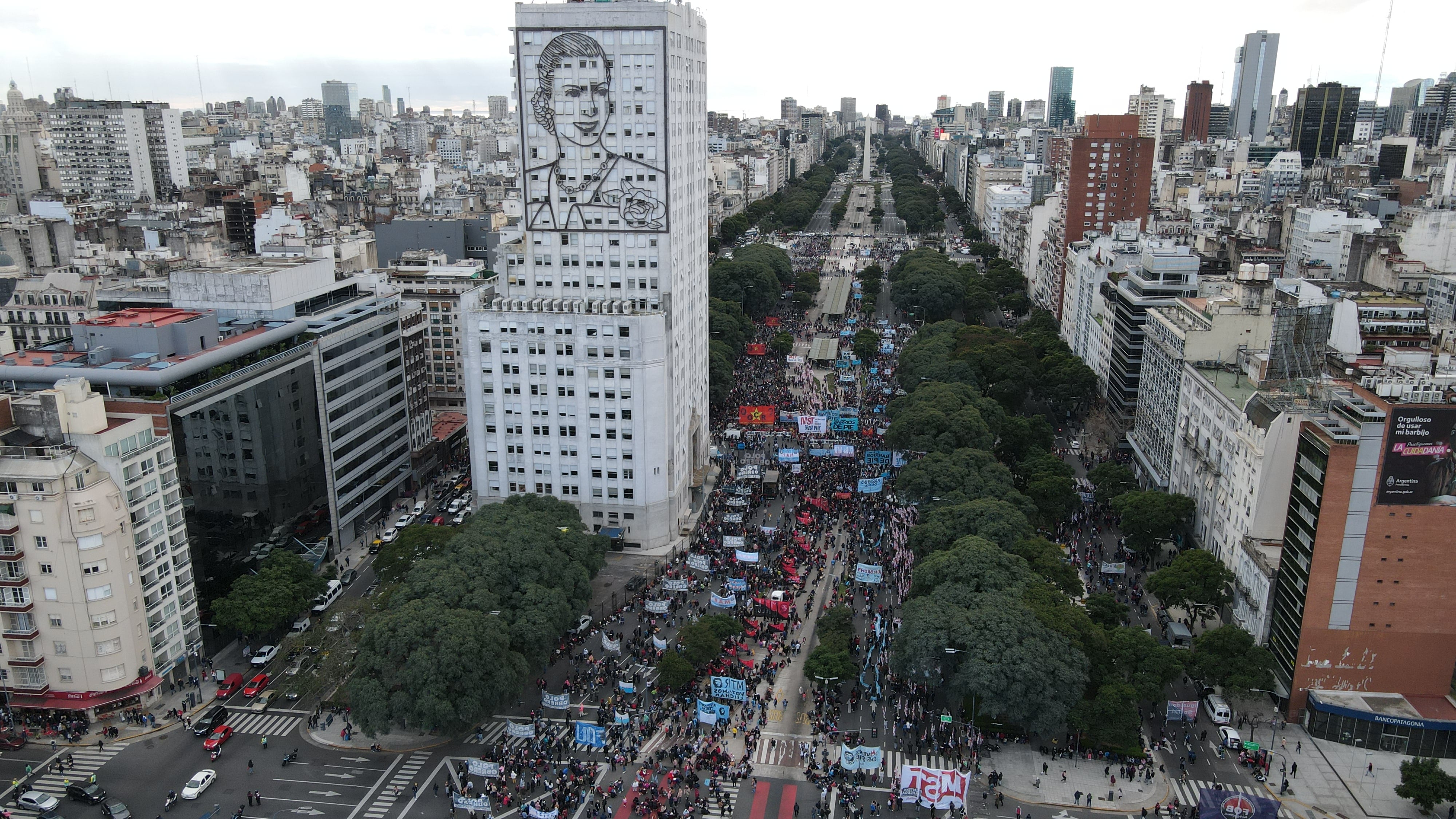 Organizaciones Sociales y movimientos de izquierda cortan la Av. 9 de Julio y el metrobus a la altura del Ministerio de Desarrollo Social (ahora Capital Humano). Foto archivo: Clarín