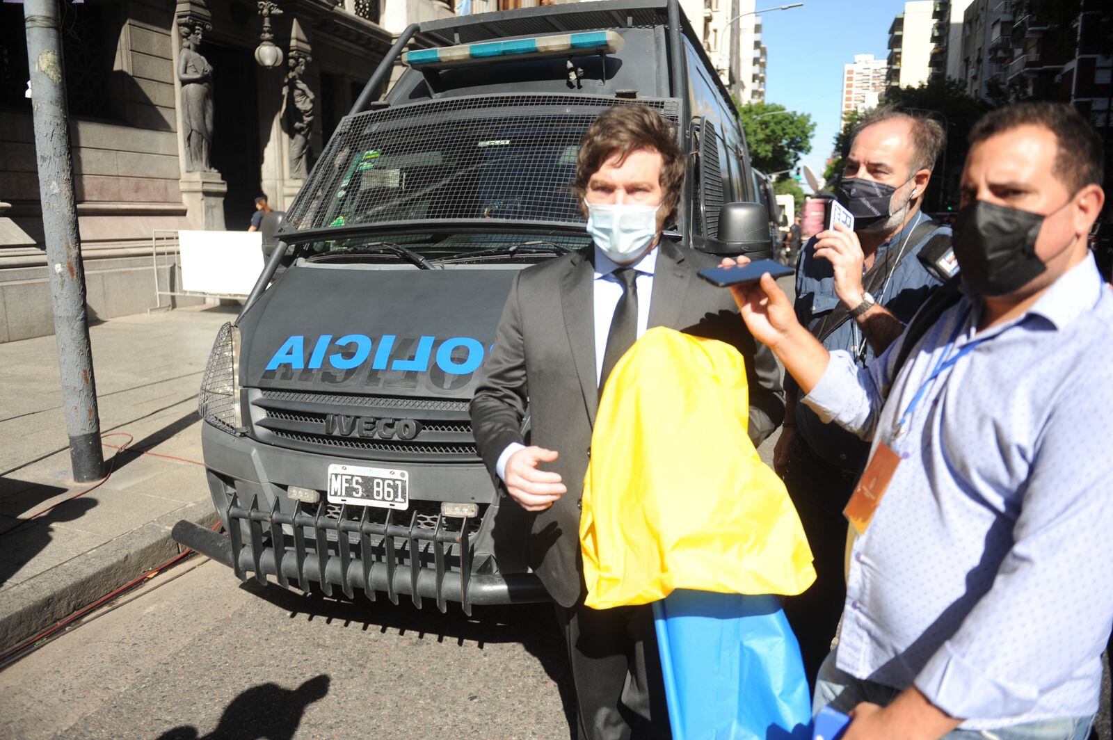 Milei llega al Congreso con la bandera de Ucrania en sus manos. / Foto: Federico López Claro / Clarín