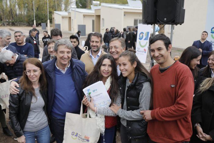 El intendente de San Rafael, Emir Félix, y el gobernador Rodolfo Suárez compartieron el acto de entrega de viviendas. Foto: Prensa Mendoza