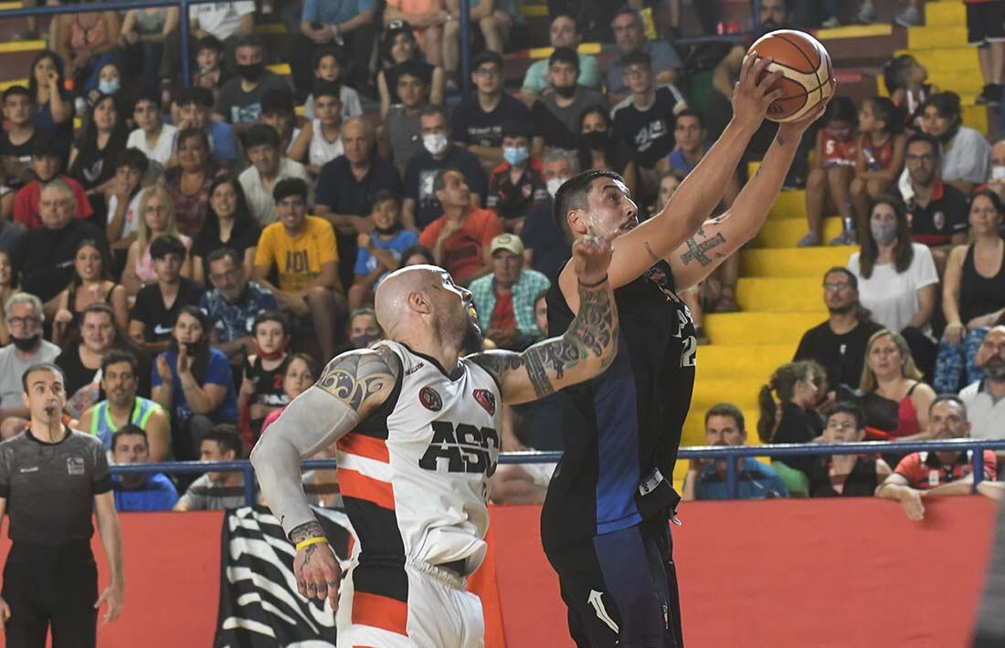 Final Básquet, San José vs. Atenas en el polideportivo Polimeni de Las Heras.  Foto: José Gutierrez