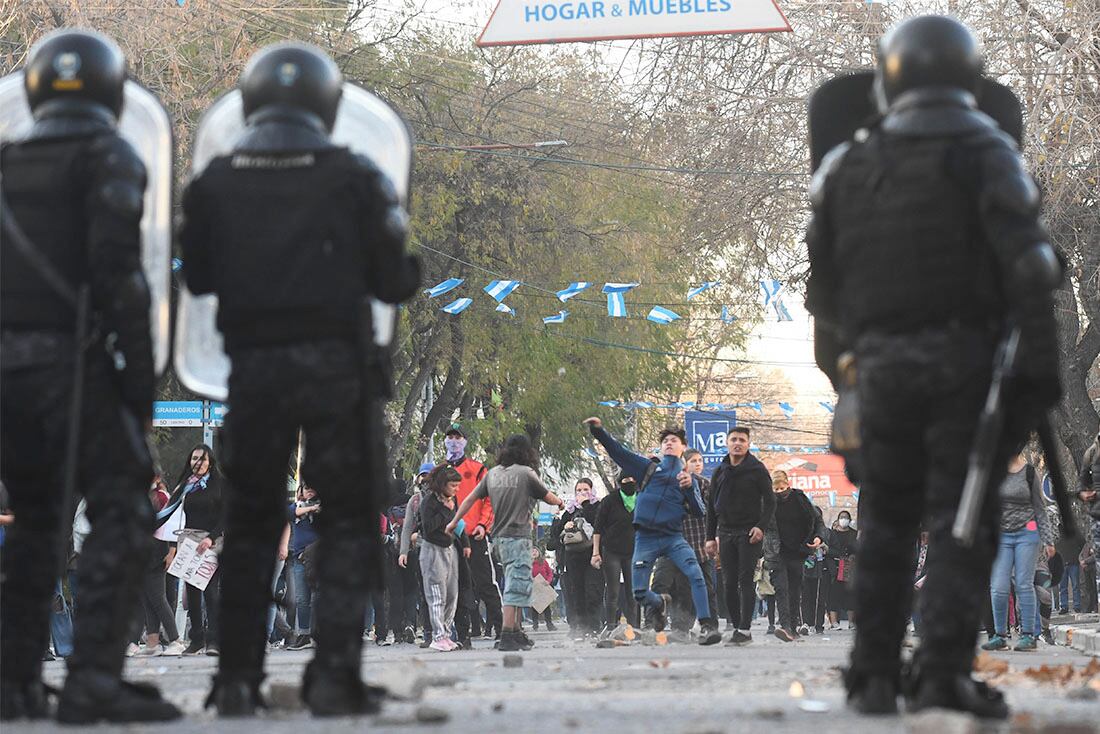 En San Martín, familiares y amigos de Agostina Trigo marcharon por las calles del centro para pedir Justicia.
Agustina fué encontrada sin vida en un galpón abandonado en el distrito Buen Orden de San Martín.
Foto: José Gutiérrez/ Los Andes