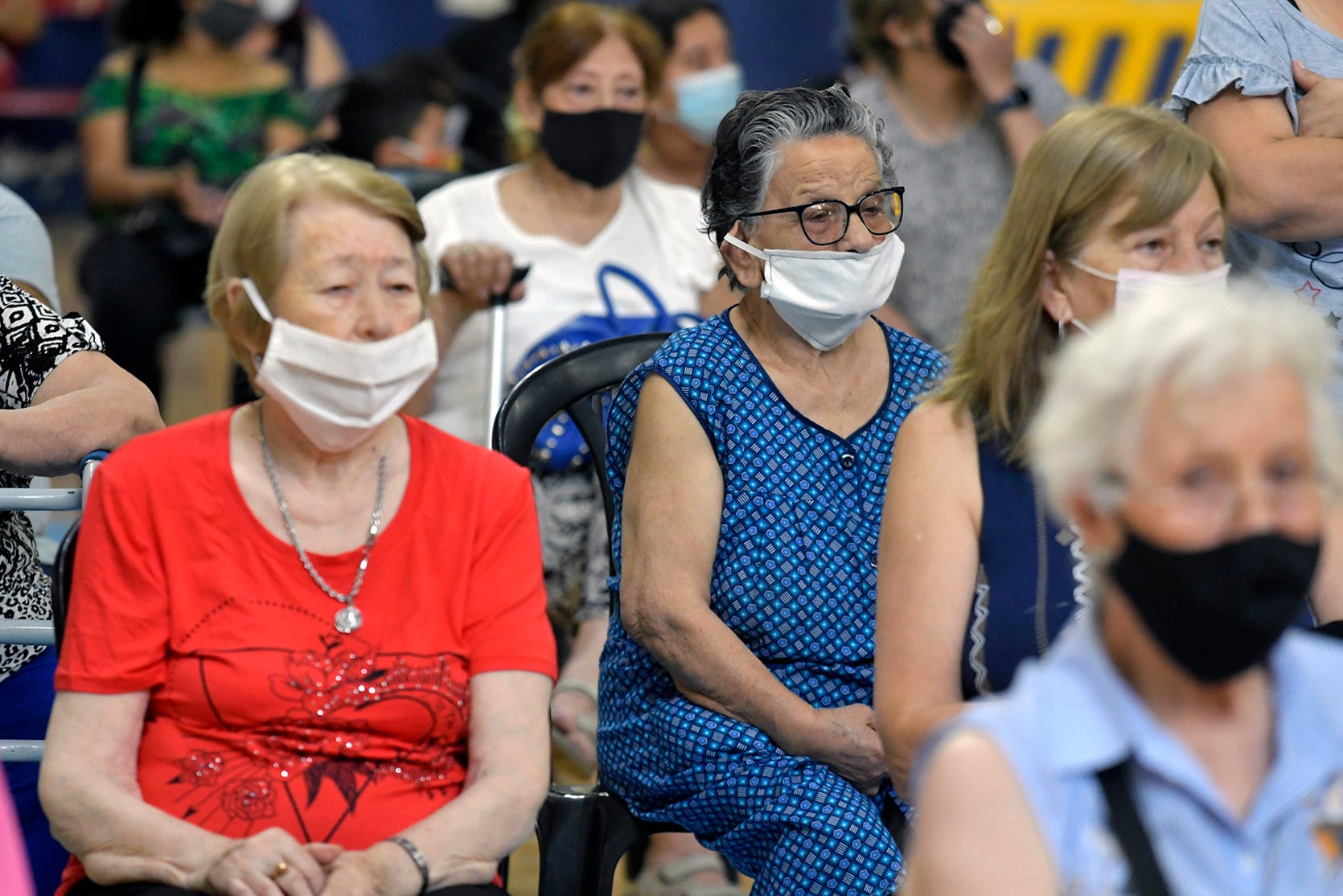 Los ancianos esperan su tercera dosis Foto: Orlando Pelichotti / Los Andes