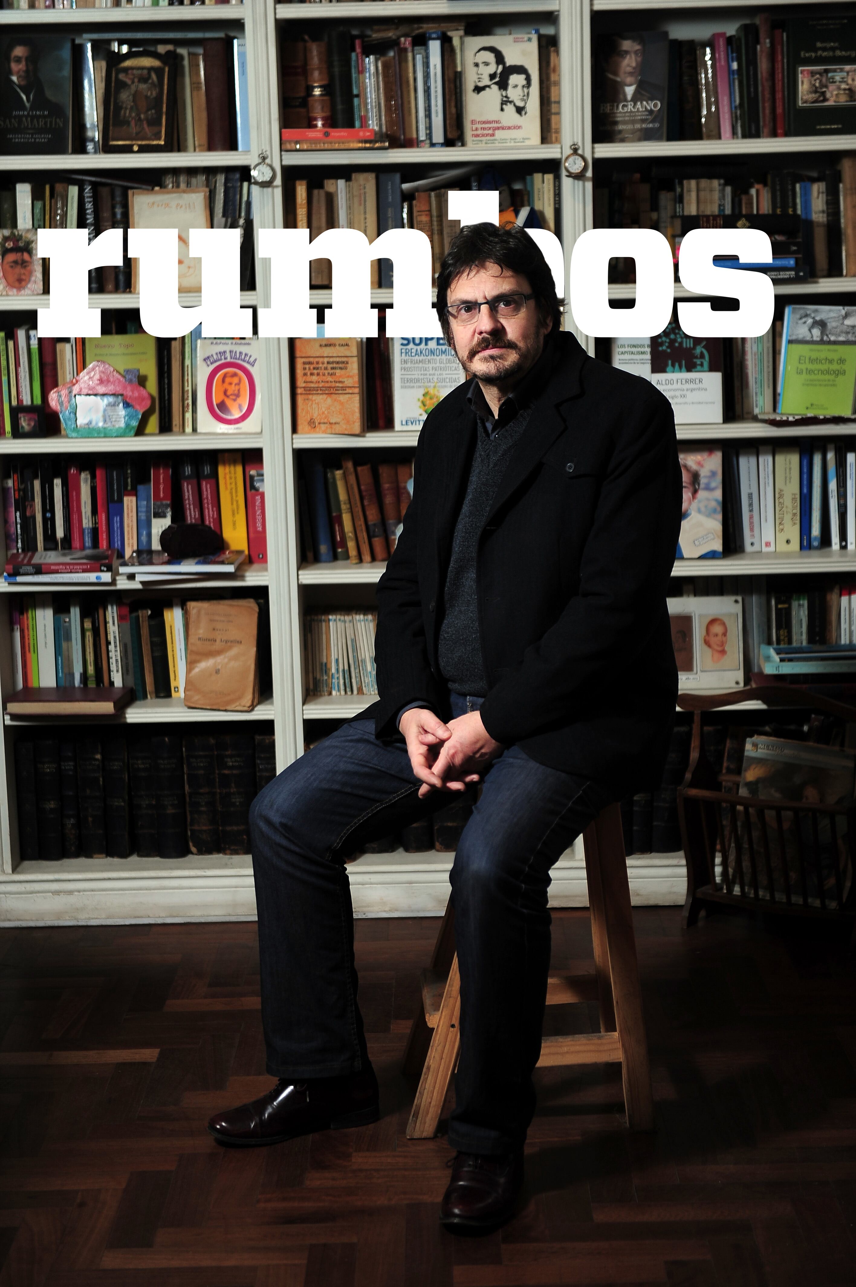 Felipe Pigna es el entrevistado de tapa de la revista Rumbos N°974 (del 22 al 28 de abril). Foto: Federico Lopez Claro