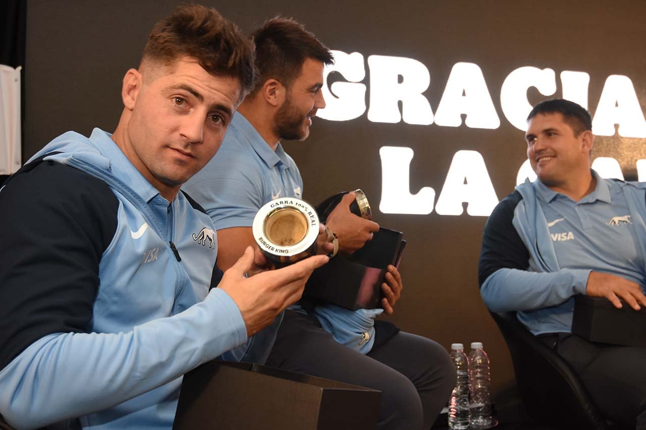 Jugadores del seleccionado argentino de rugby, Los Pumas, respondieron preguntas y firmaron autógrafos en el local de Burger King. Foto: Marcelo Rolland / Los Andes