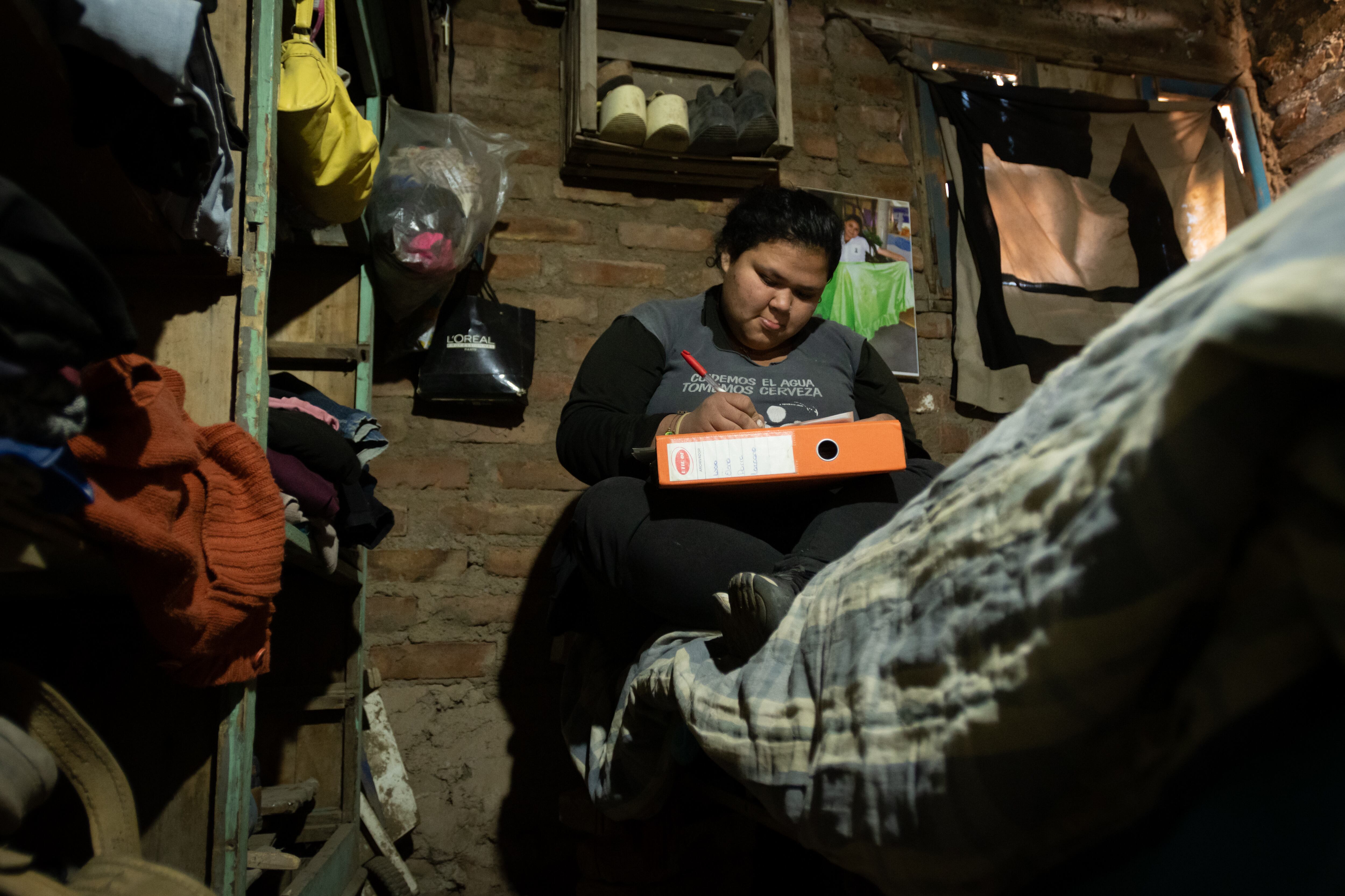 Tiene una biblioteca con novelas en su habitación de piso de tierra.