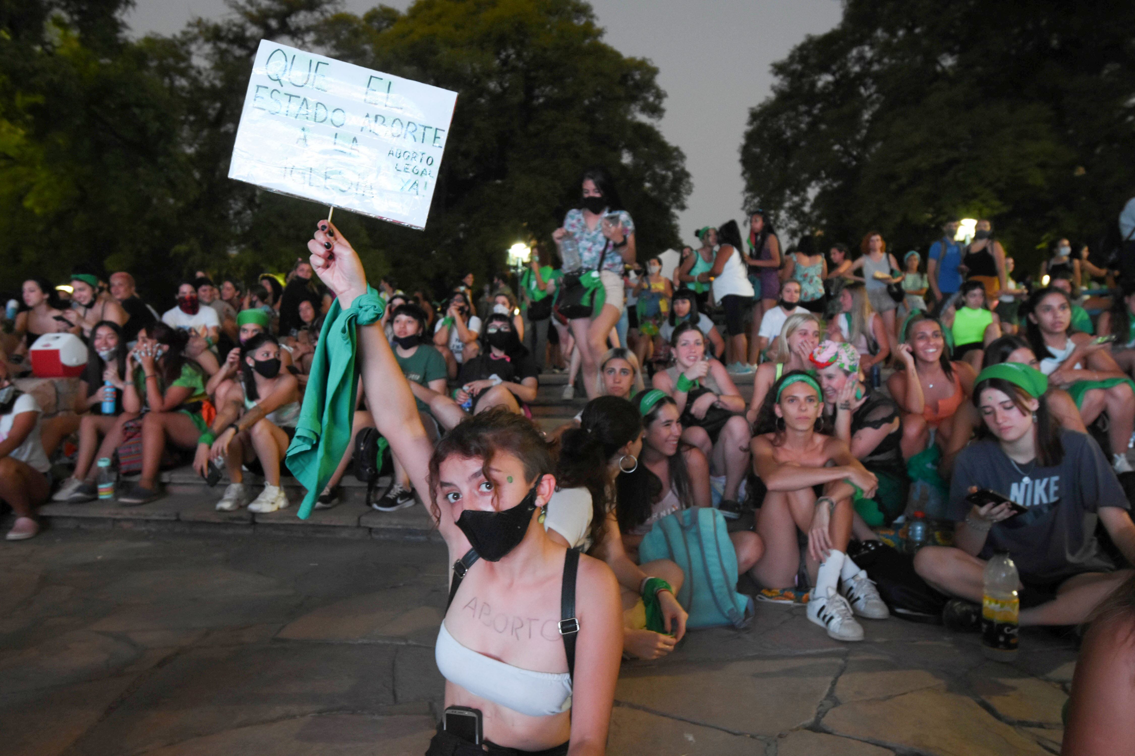 Cientos de mujeres se concentraron en Plaza Independencia para apoyar el proyecto para el aborto legal.