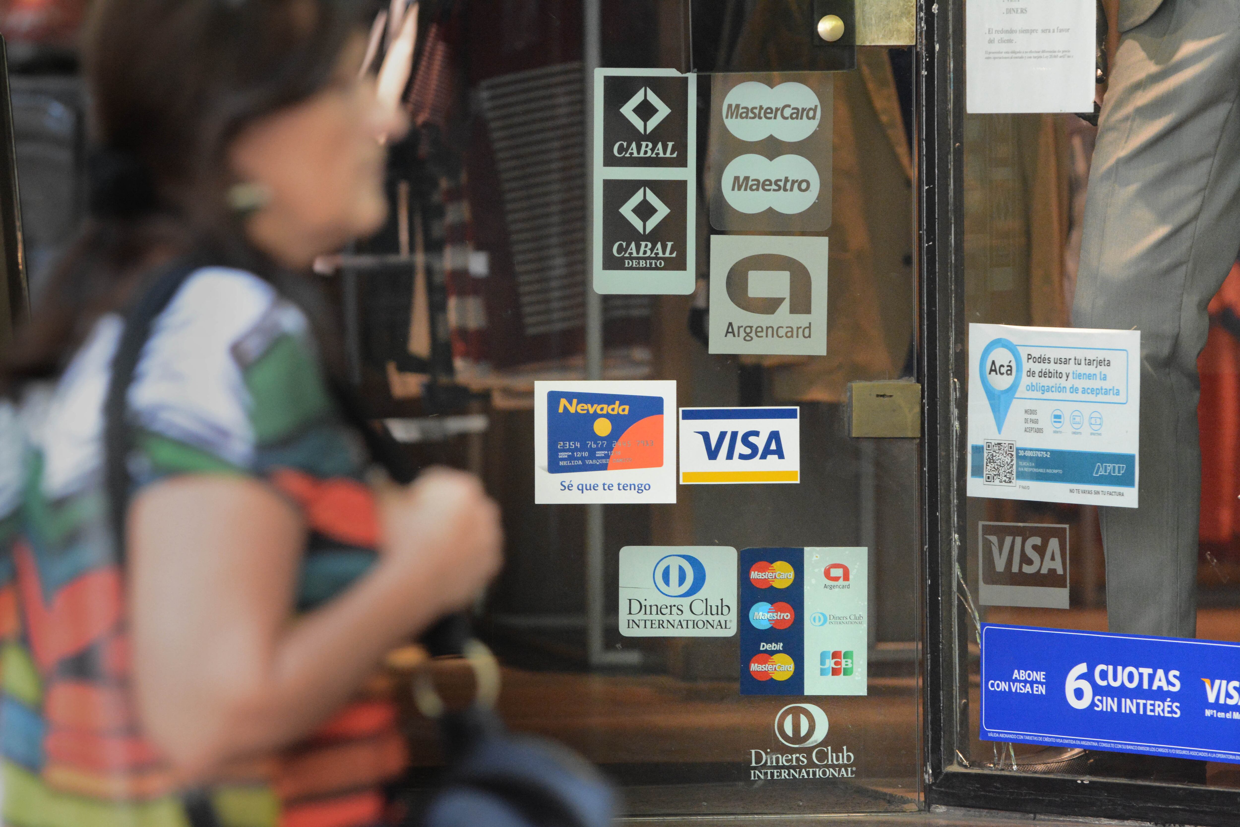 Muchas familias llegan a fin de año sin límites en sus tarjetas para el pago en cuotas. Foto: Gustavo Rogé / Los Andes  