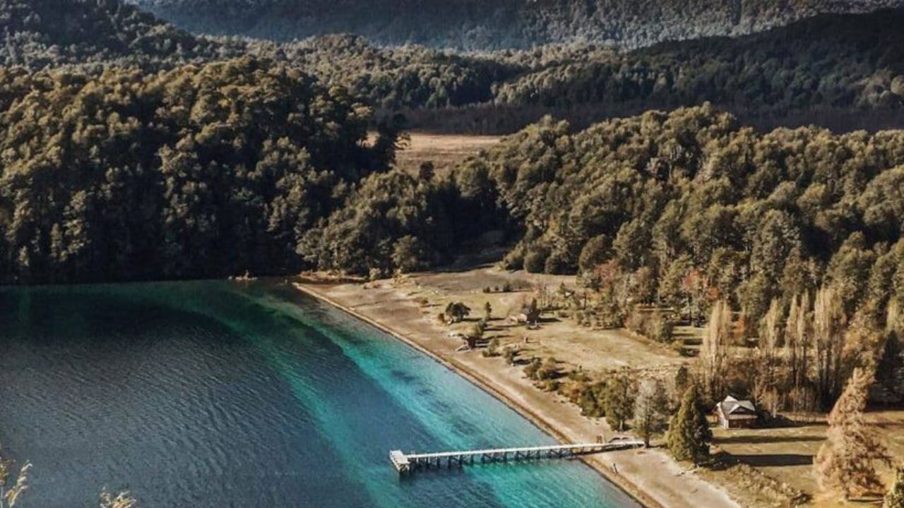 Una playa en la Patagonia que se destaca por su belleza natural.