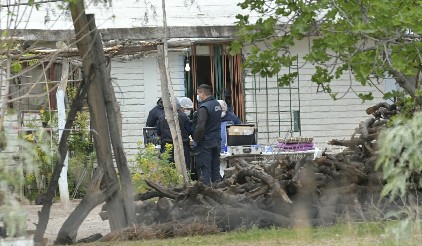 La escena del doble crimen en Las Heras, donde un joven de 21 años mató a sus abuelos Martín Farías (76) y Justa Luna (66) (Foto: Orlando Pelichotti / Los Andes)