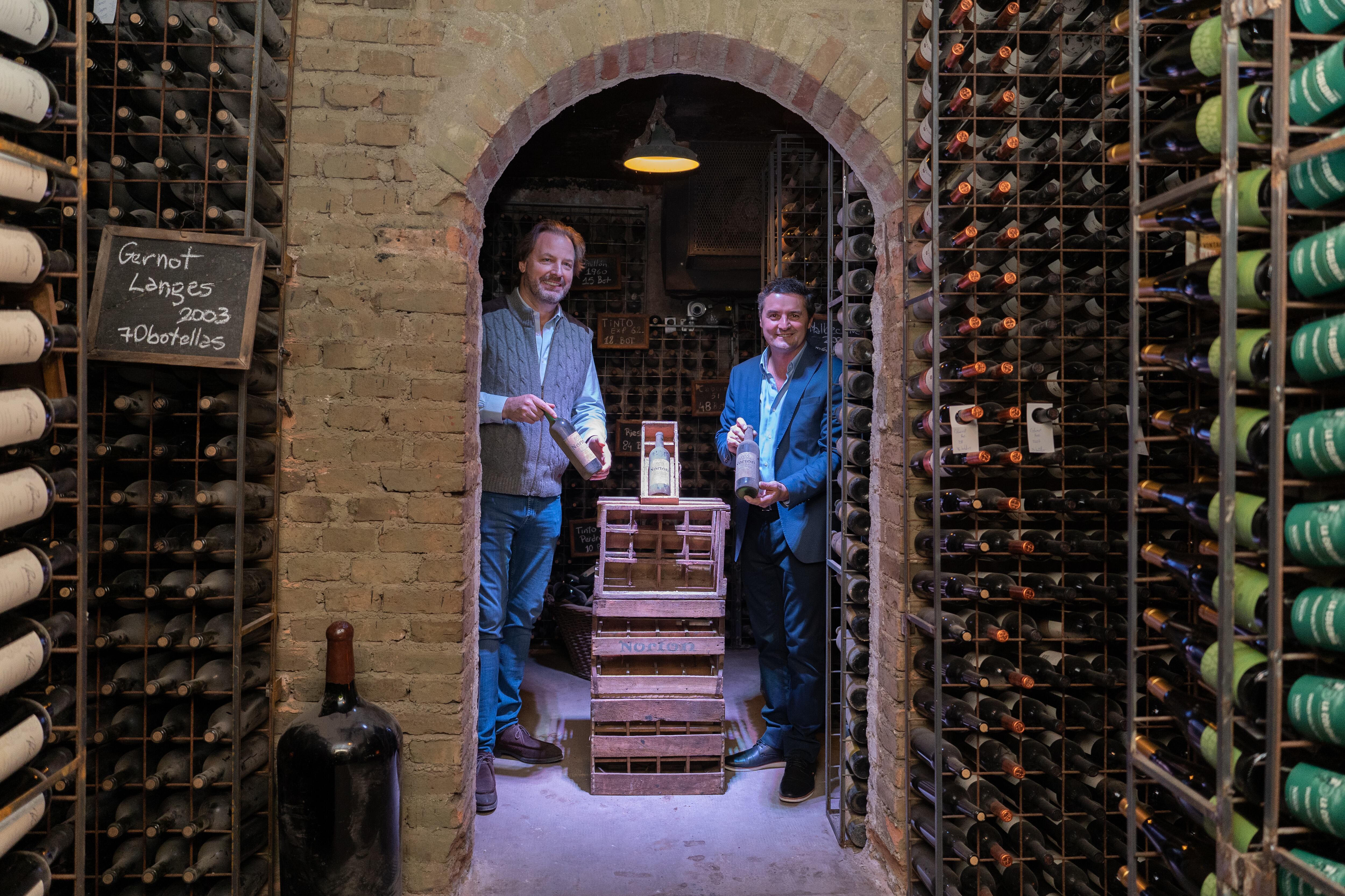 Michael Halstrick junto a David Bonomi, enólogo de Norton, en la cava de la bodega. - Gentileza