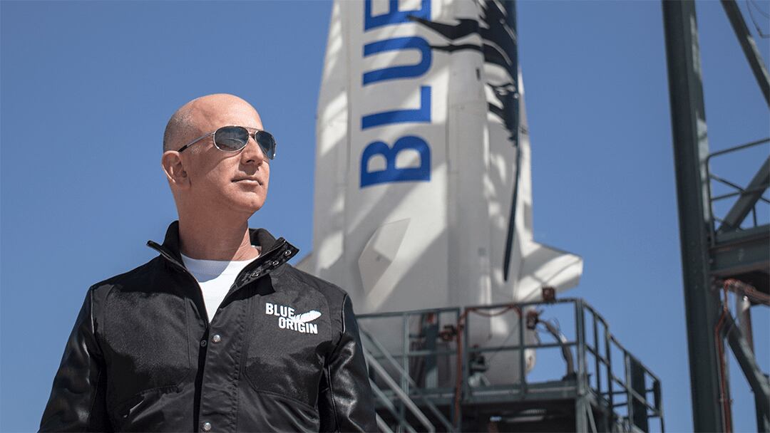 Jeff Bezos, fundador  de la empresa aeroespacial “Blue Origin”.