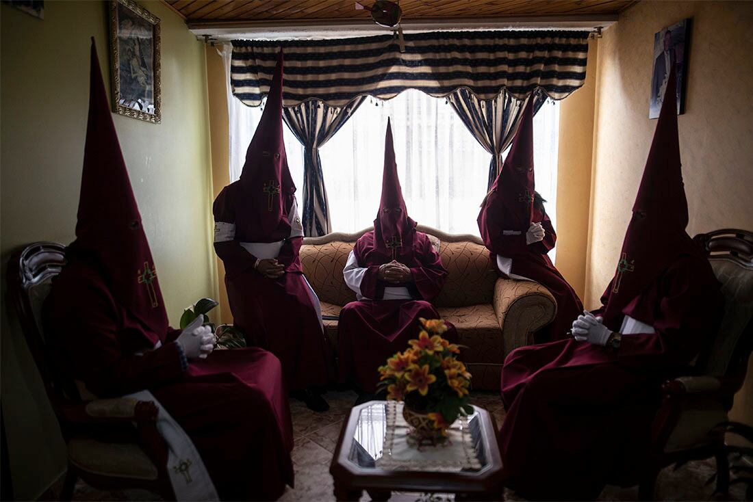 Miembros de la cofradía del Nazareno esperan sentados en una sala para participar en una procesión de Viernes Santo en Zipaquira, Colombia, el 15 de abril de 2022. Las procesiones y los pasos religiosos recorren la región durante la Semana Santa, cuando se conmemora la última semana de vida de Jesucristo, según la biblia, y culmina con su crucifixión el Viernes Santo y su resurrección el Domingo de Pascua. (AP Foto/Iván Valencia)