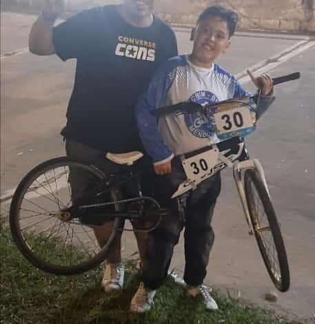 Tiene 8 años, puede ser campeón argentino de BMX y le robaron la bicicleta. Foto: Getileza.